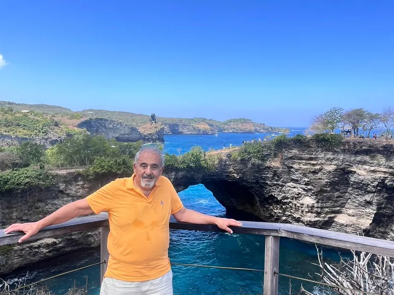 Guest at the Broken Beach natural sea arch in Nusa Penida