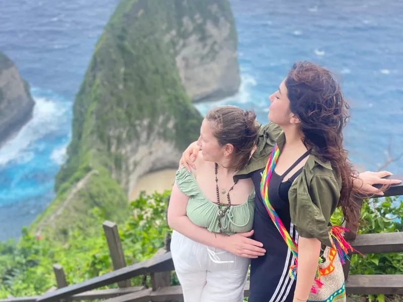 Two guests enjoying the Kelingking Beach viewpoint on a private tour