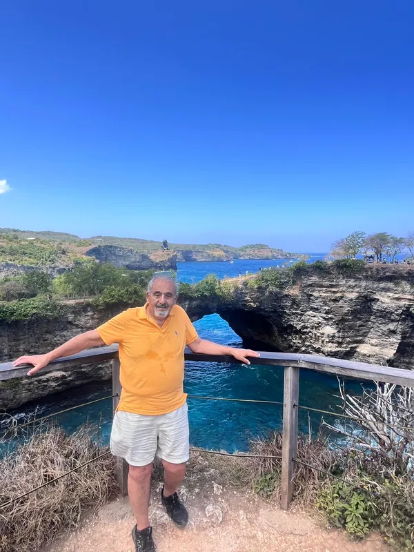 Guest at Broken Beach with the turquoise lagoon behind