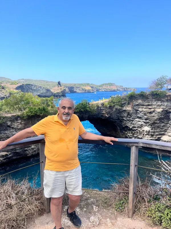 Guest at Broken Beach (Pasih Uug) with turquoise lagoon behind