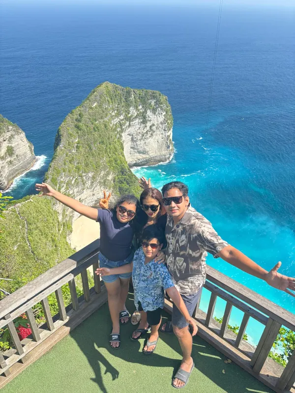Family of guests posing at the Kelingking Beach T-Rex viewpoint with Penida Private Tour