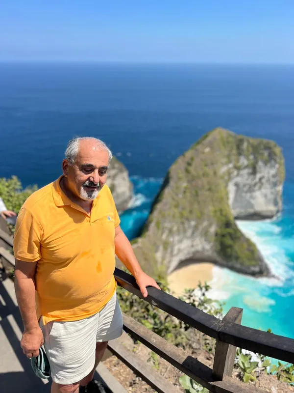Guest at the Kelingking Beach viewpoint railing